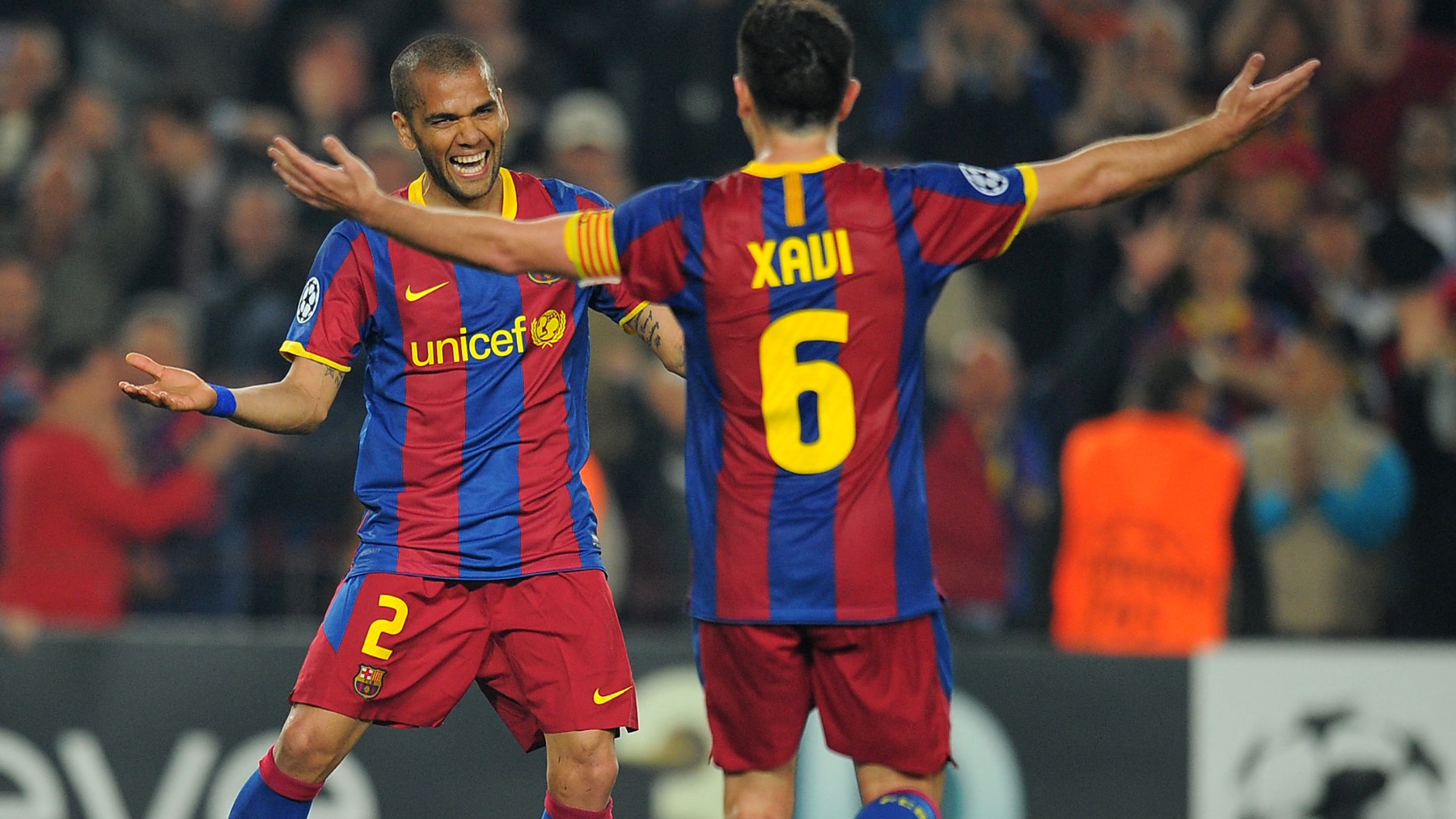 Dani Alves celebra un gol con Xavi. (AFP)