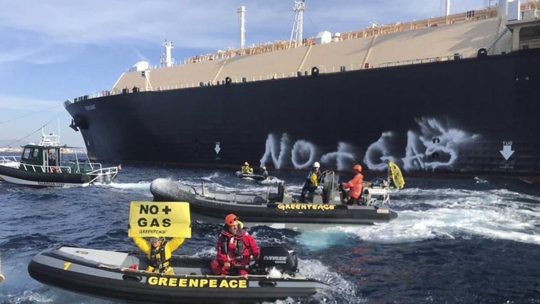 Miembros de Greenpeace acosando al barco metanero. Foto: Europa Press