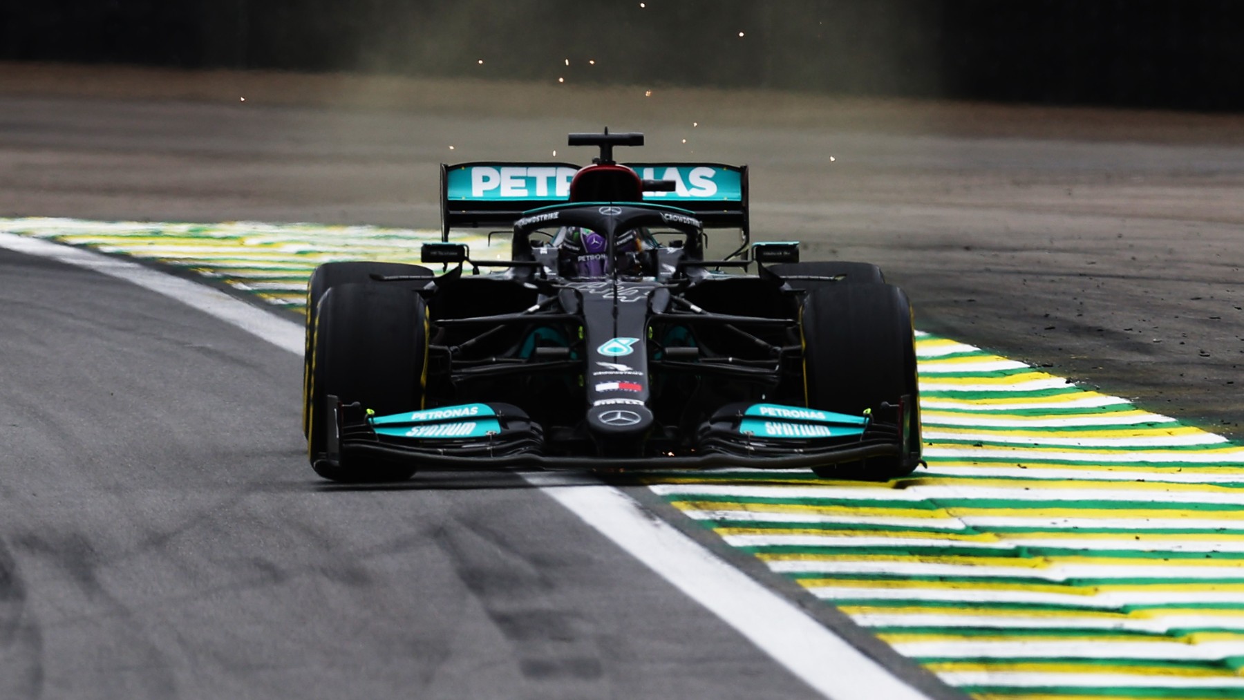 Hamilton rodando en Brasil