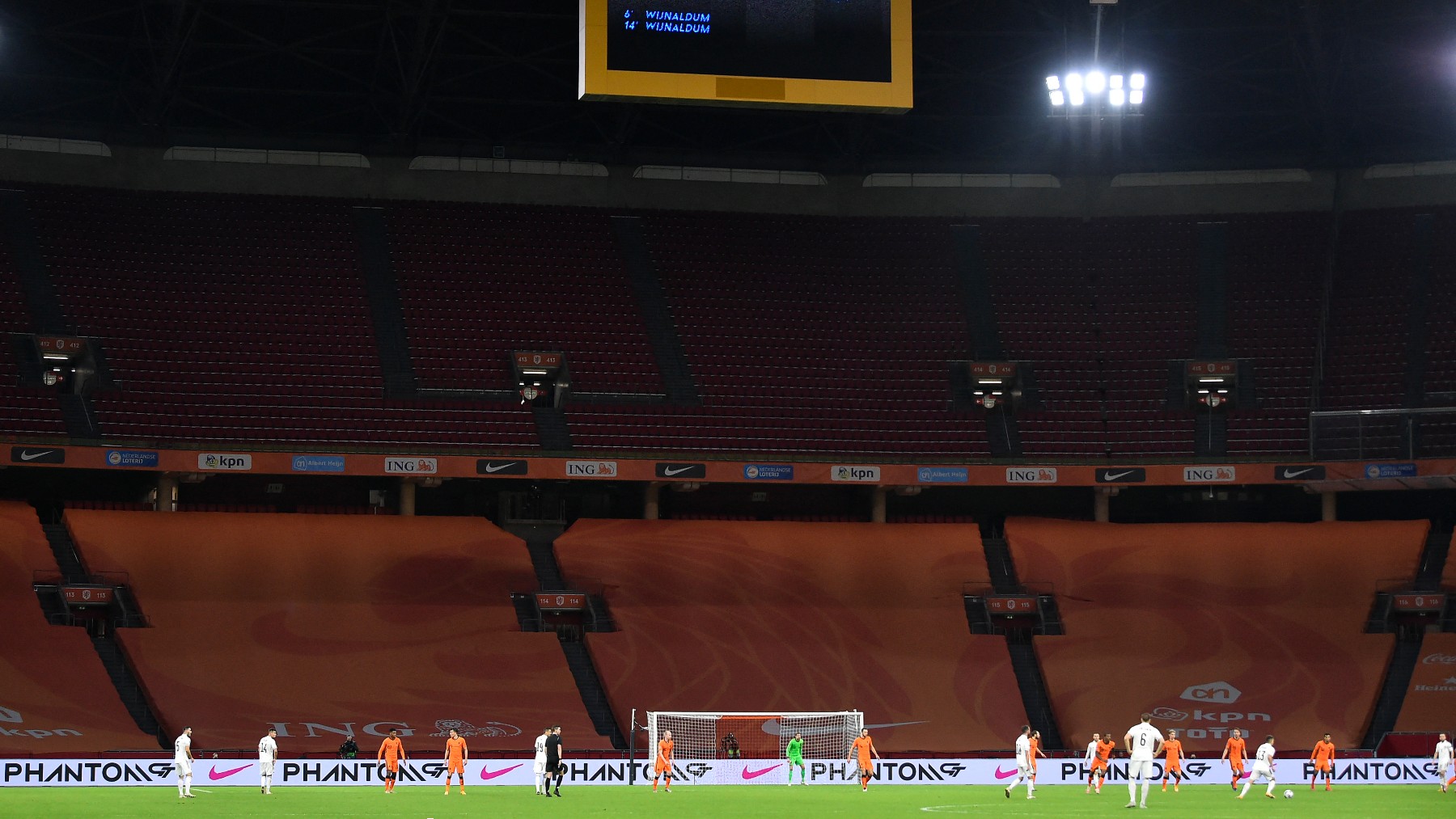 Holanda disputa un partido a puerta cerrada en el Johan Cruyff. (AFP)