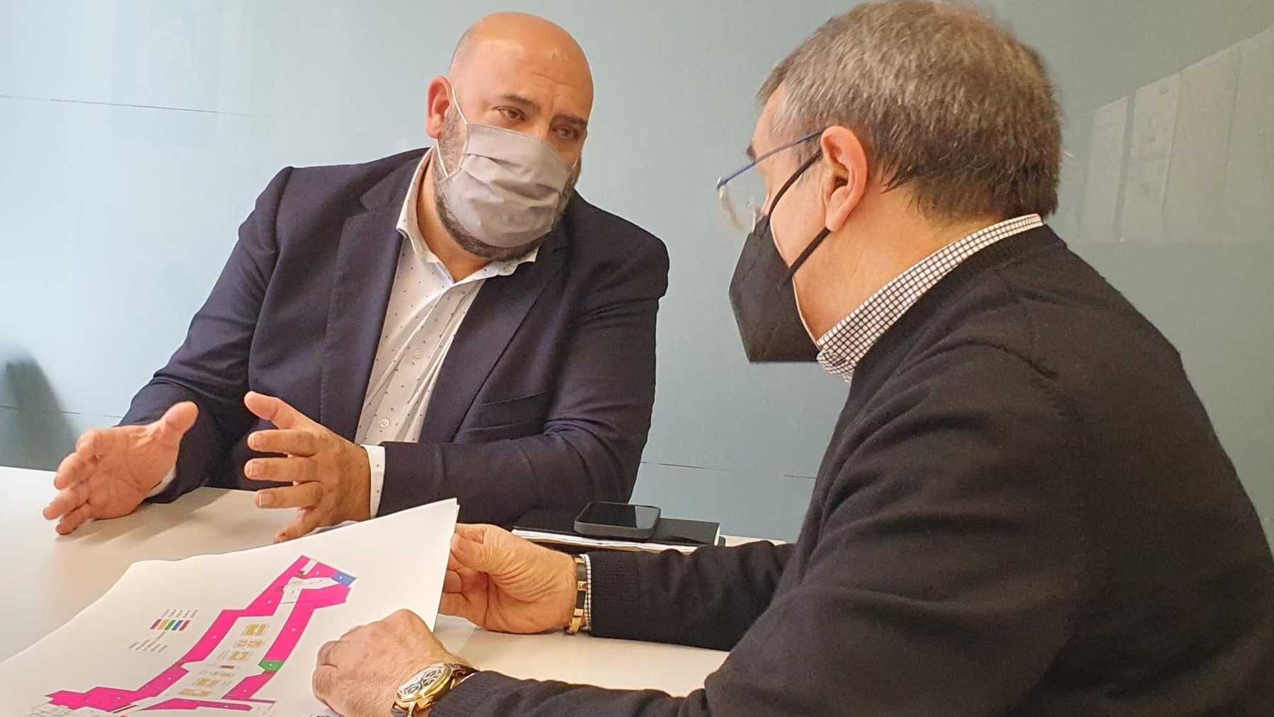 El presidente del PP de Palma, Jaime Martínez, en una reunión con la Asociación de Comerciantes Galerías de la Plaza Mayor.