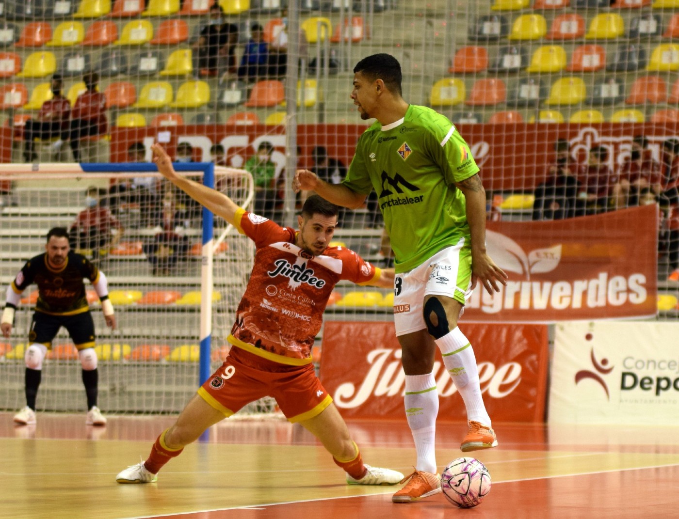 Vilela pisa el balón en un momento del partido.