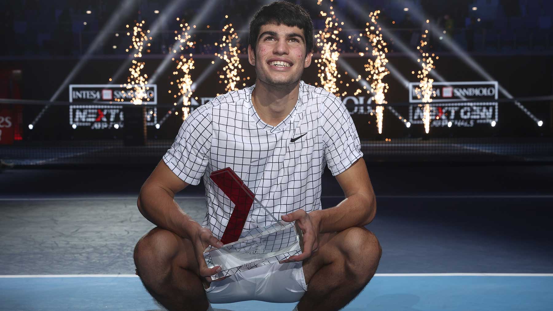 Alcaraz posa con el título de campeón de las Next Gen ATP Finals (Getty)