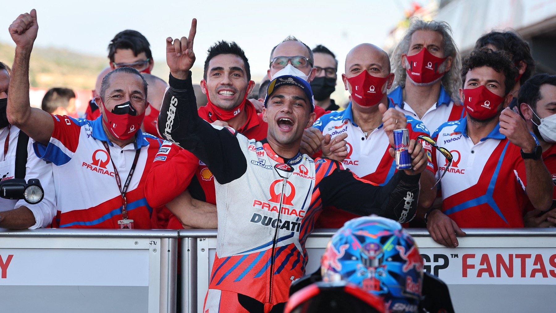 Jorge Martín celebra la pole en Valencia. (AFP)