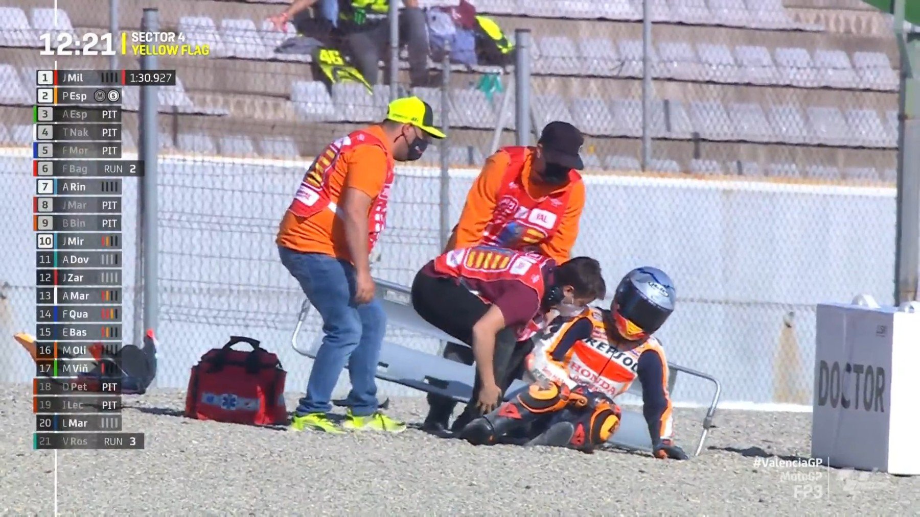 Pol Espargaró tras la caída en el GP de la Comunidad Valenciana de MotoGP. (Captura de pantalla)