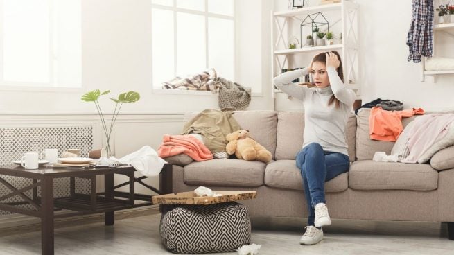 Éstas son las 7 cosas NUNCA deberías guardar en la sala para que luzca más  limpia