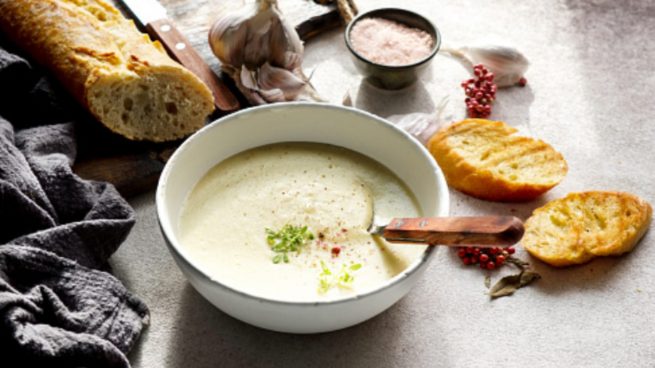 Sopa de ajo al microondas, receta de la abuela fácil de preparar en 5 minutos