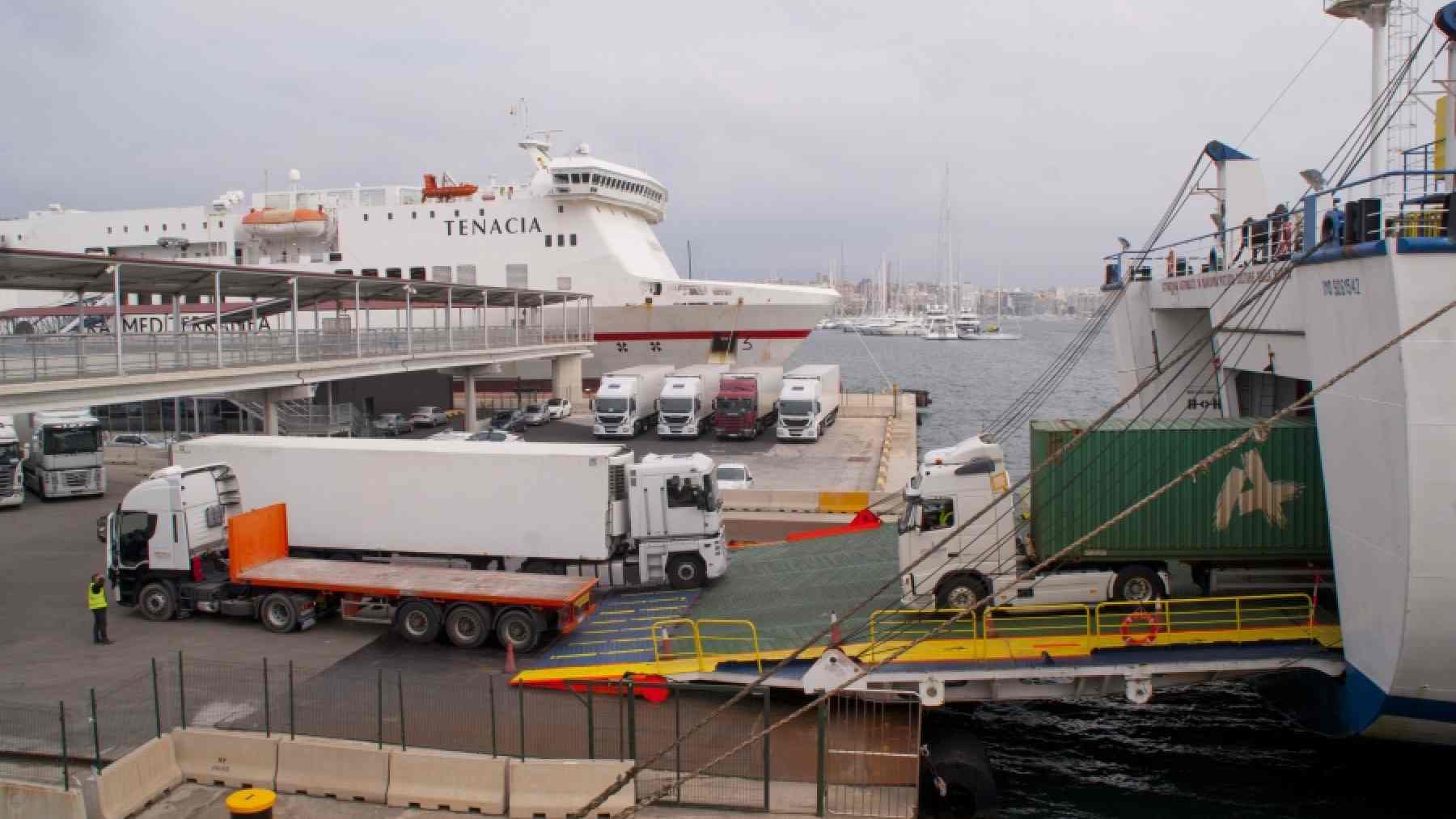 Camiones de mercancías en el Puerto de Palma. Foto: APB.