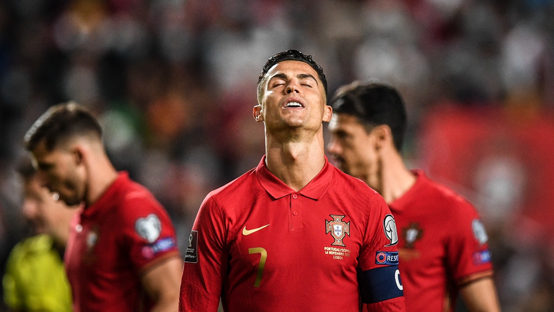 Cristiano Ronaldo se lamenta en el Portugal-Serbia. (AFP)