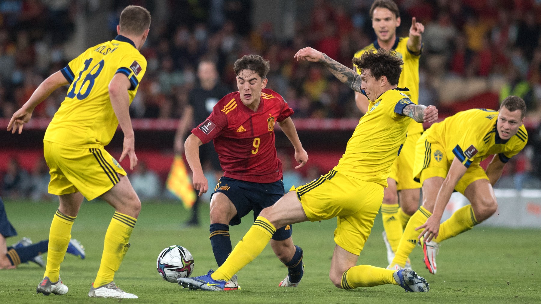 Gavi, en un partido con España. (AFP)