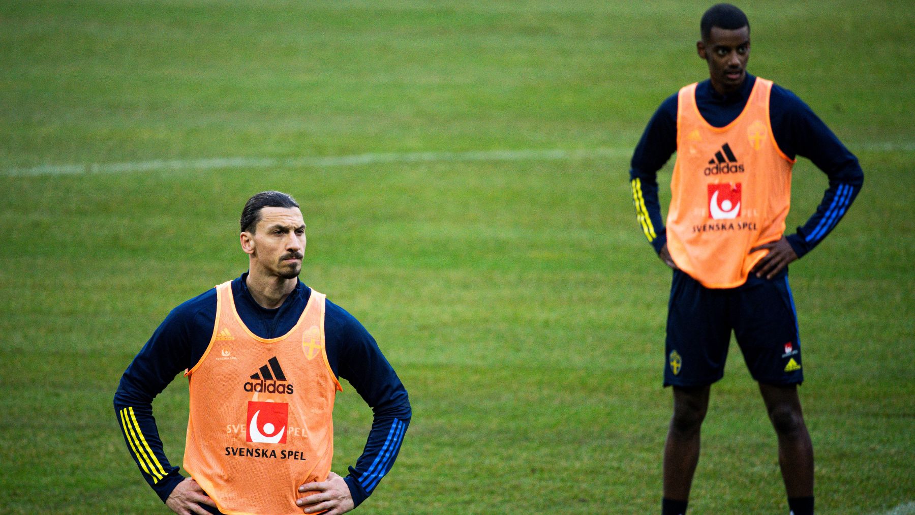 Ibrahimovic e Isak durante un entrenamiento. (AFP)