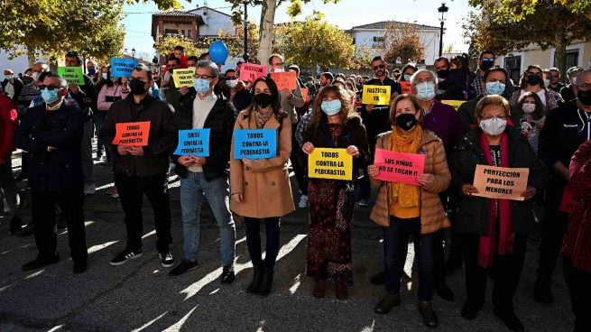 Vecinos de Valdeavero en apoyo a las víctimas del frutero acusado de abusar de menores. (Foto: EFE, Fernando Villar)