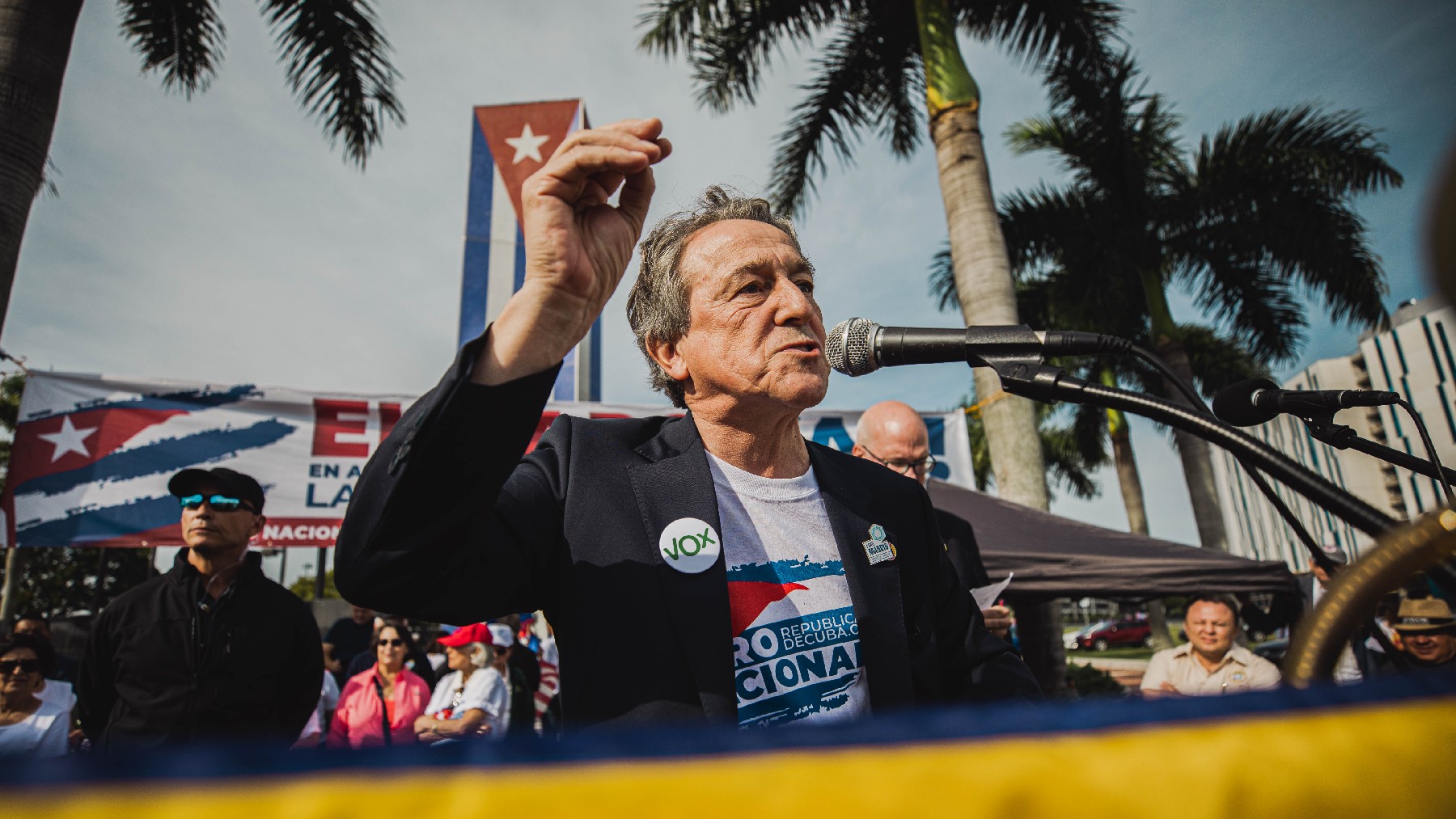El eurodiputado de Vox Hermann Tertsch con la disidencia cubana en Miami. (Foto: Vox)
