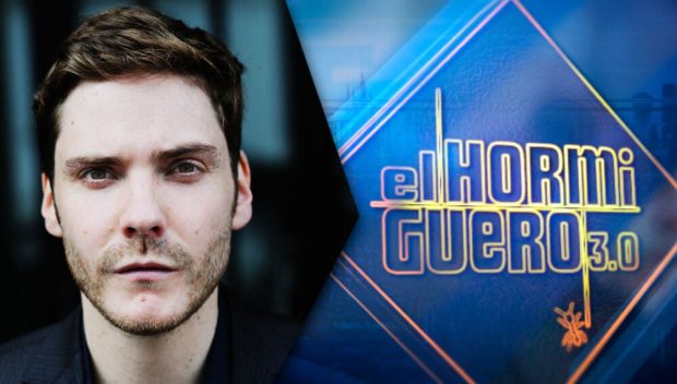 Daniel Brühl presentará en 'El hormiguero' la película 'La puerta de al lado'