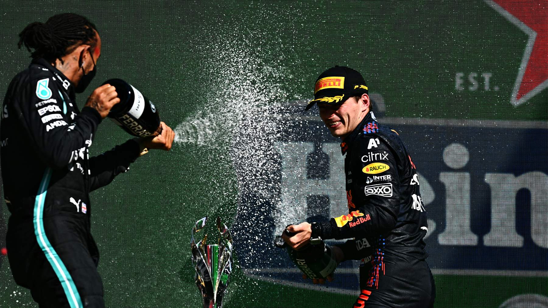 Hamilton y Verstappen en el podio de Brasil. (Getty)