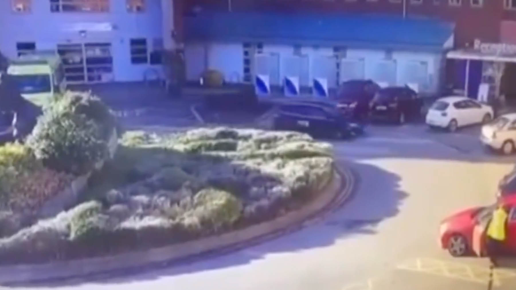Fotoigramada del vídeo que registra la explosión frente al hospital de Liverpool.