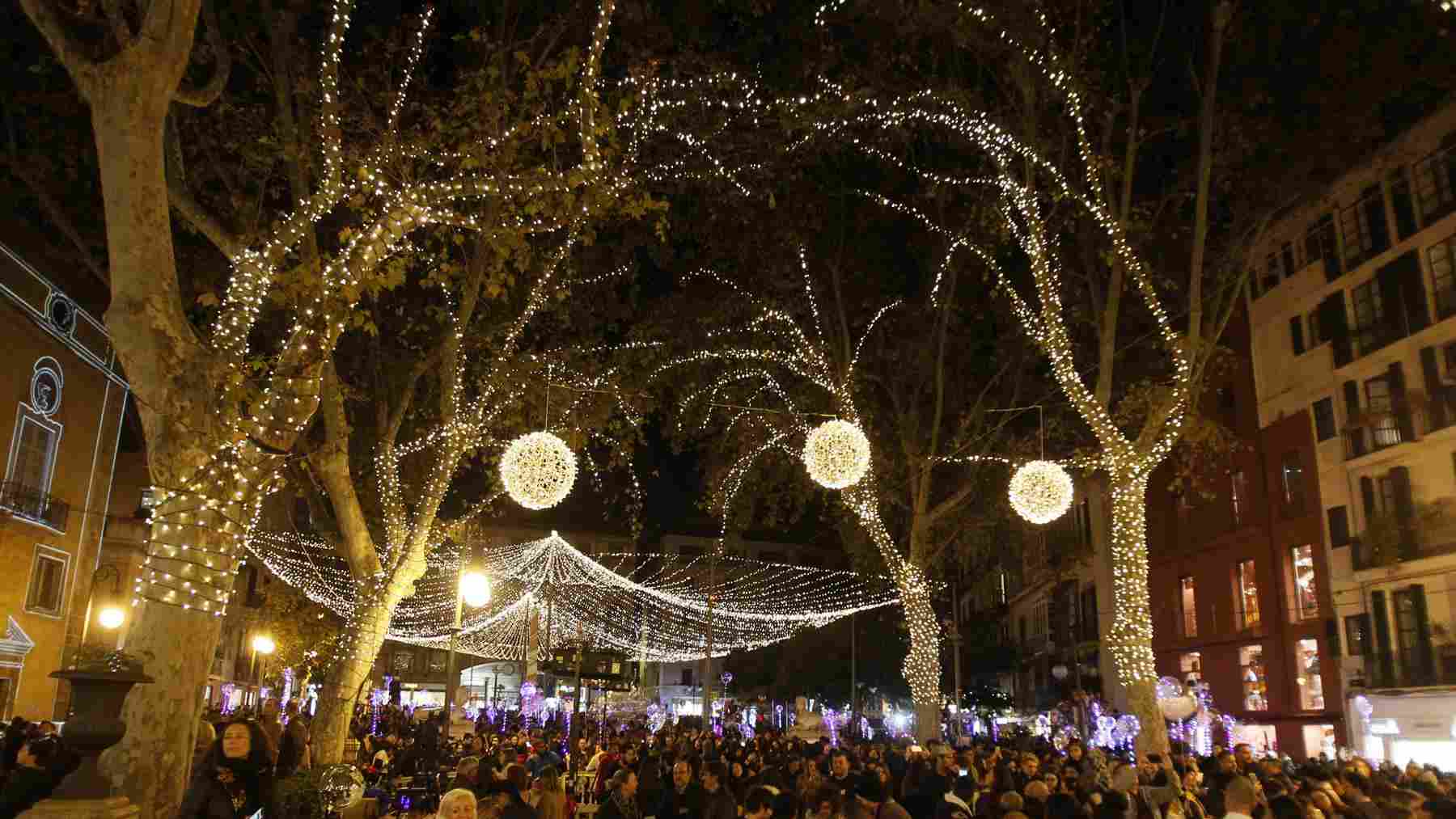 Una multitud de personas pasea por Palma tras el encendido de las luces de Navidad en 2019. Foto: Isaac Buj _ Europa Press.