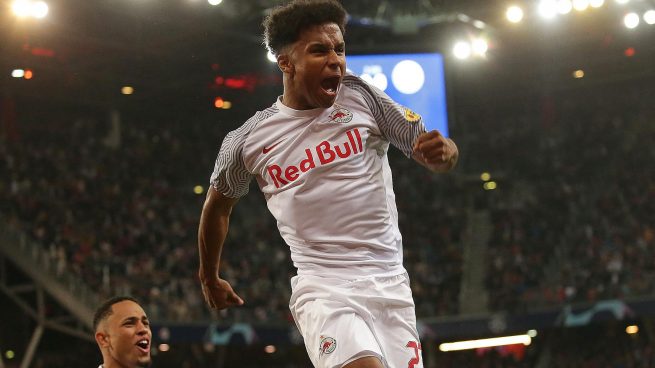 Karim Adeyemi celebra un gol con el RB Salzburg. (AFP)