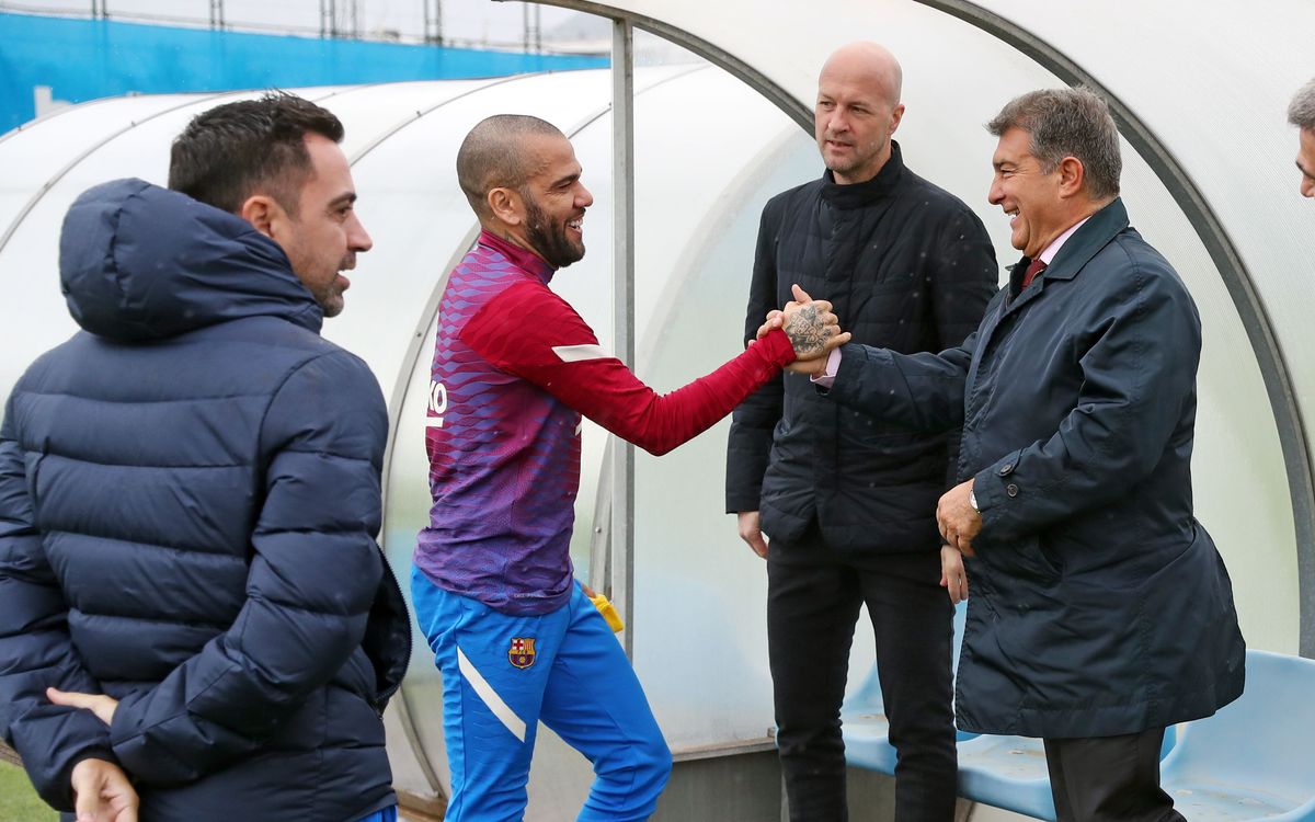 Dani Alves saluda a Joan Laporta antes del entrenamiento del Barça. (fcbarcelona.es)