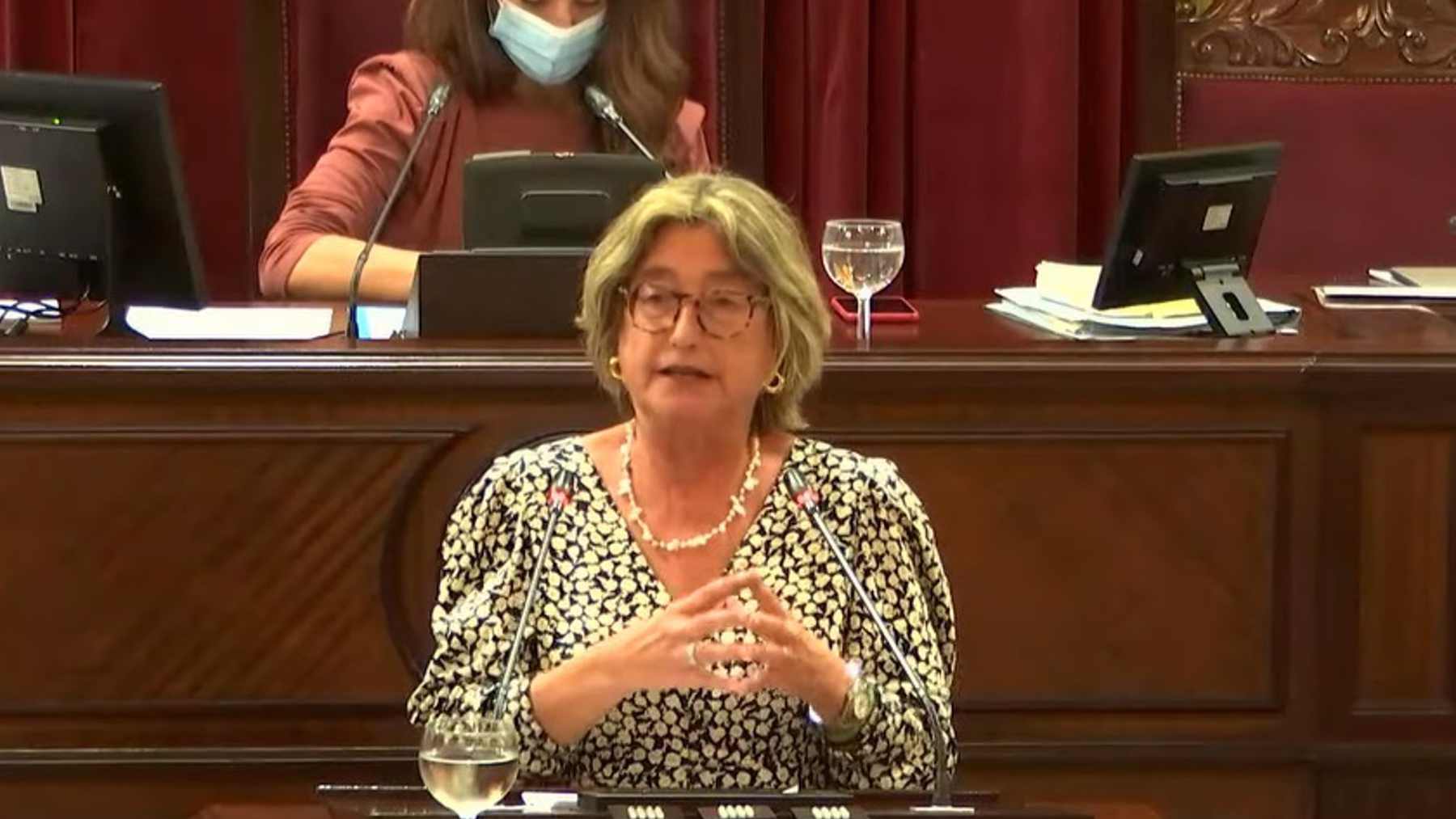 La diputada del PP, Asunción Pons, durante la defensa de la moción en el Parlament balear.