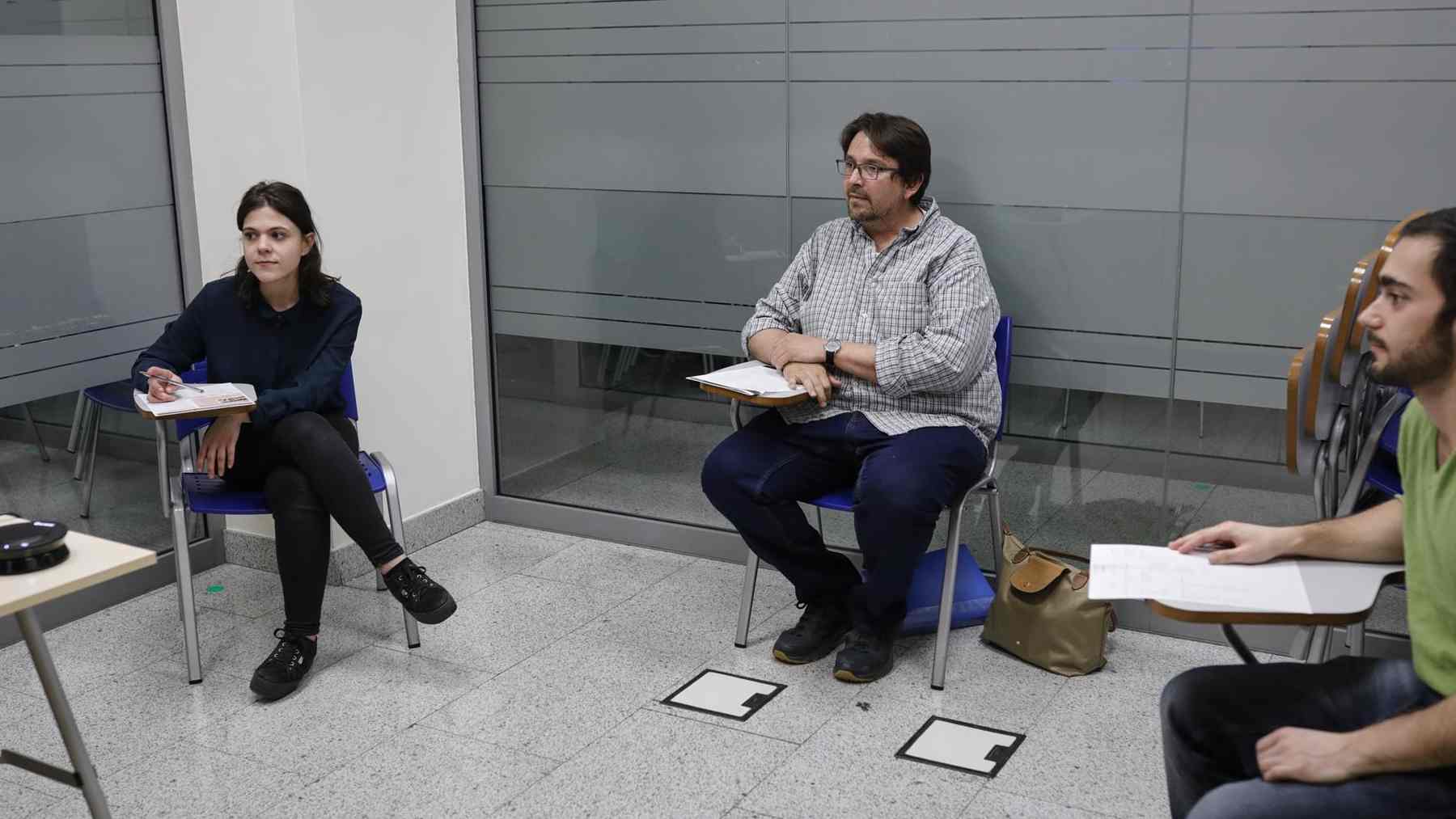 Tres alumnos reciben una clase de inglés en una academia en Madrid – Jesús Hellín – Europa Press