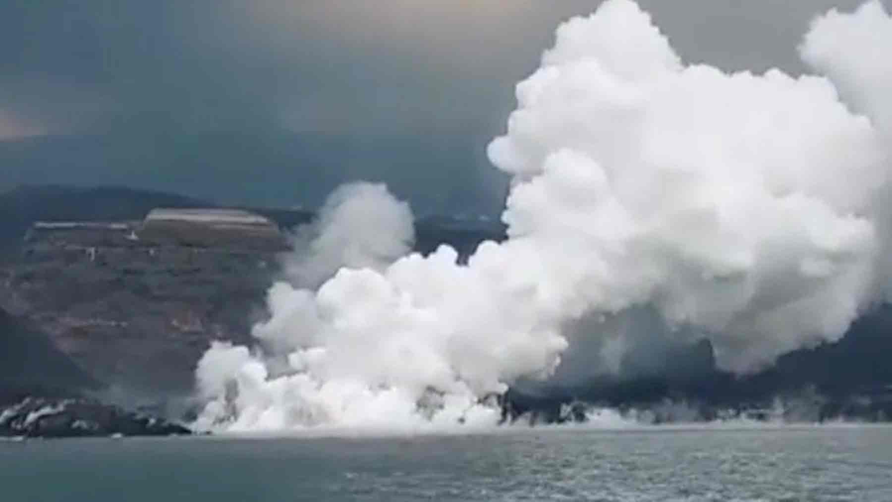 Imagen de nube de gases al alcanzar la lava el océano.