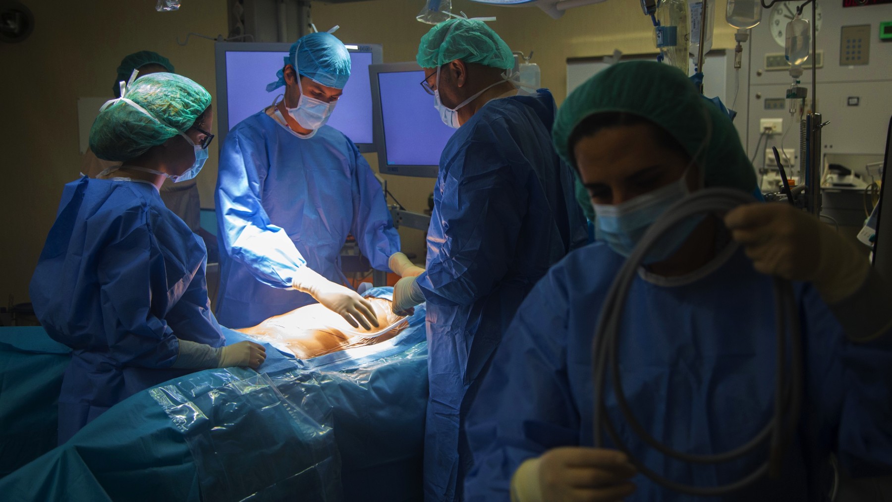 Sanitarios realizando una operación. (Foto: Europa Press)
