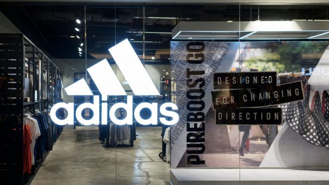 pueblo ira Descodificar Increíble pero cierto: Adidas rebaja más de 30 euros sus zapatillas récord  en ventas