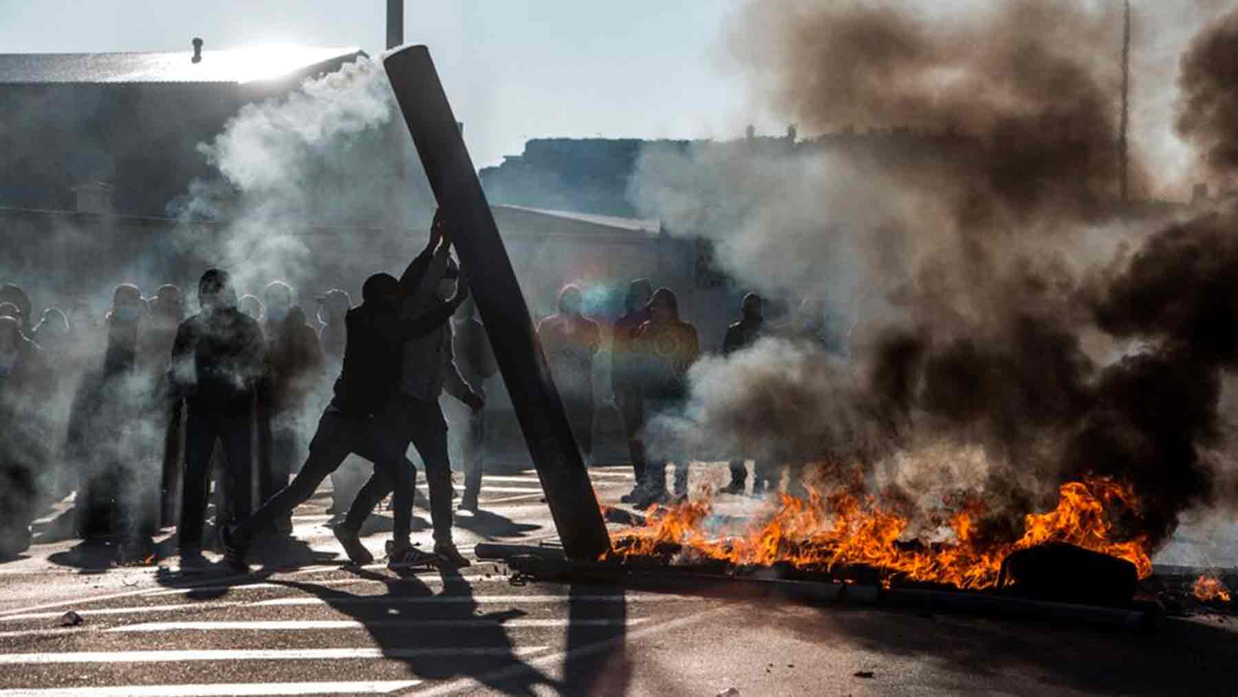 Trabajadores del metal ante una barricada.