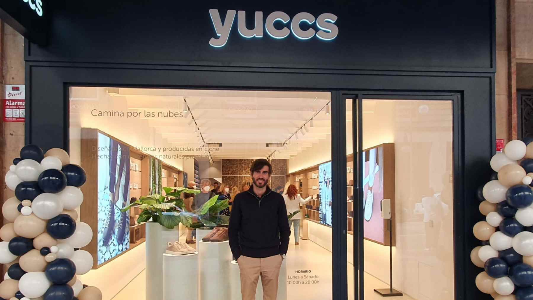 El fundador y CEO de Yuccs, Pablo Mas, frente a la primera tienda de la marca.