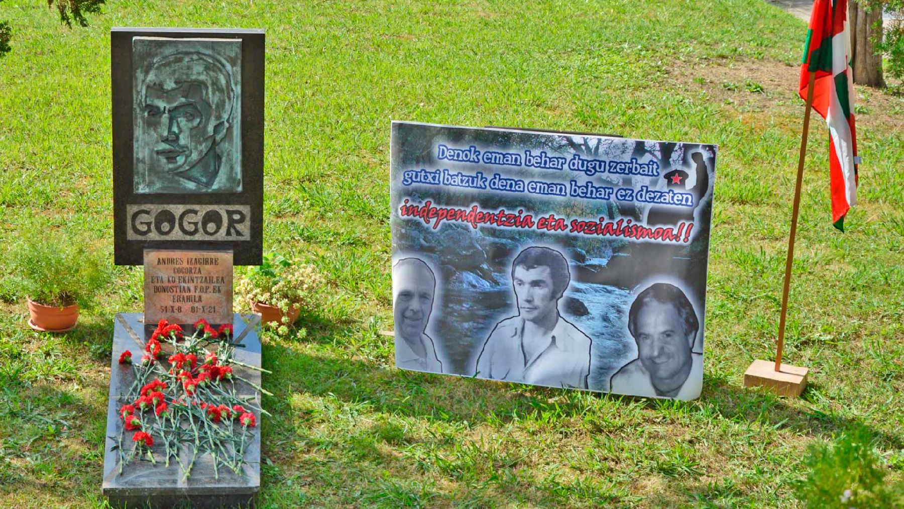 Homenaje en la tumba del etarra Andrés Izaguirre ‘Gogor’. (Imagen: Bildu)