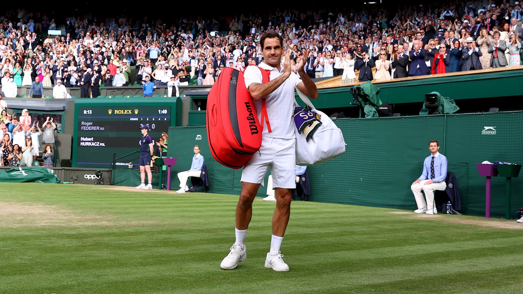 Federer se despide del público de Wimbledon. (Getty)