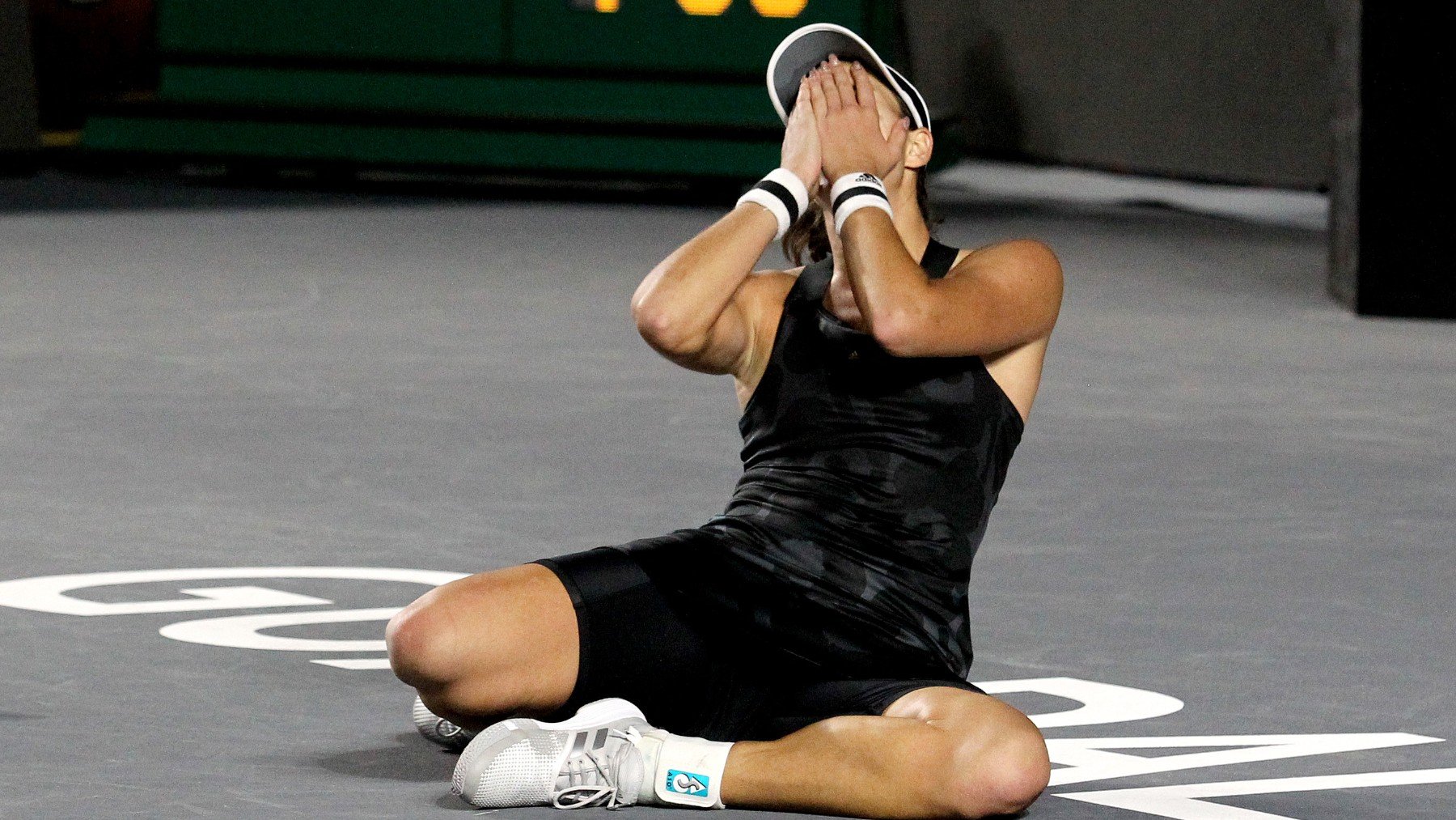 Garbiñe Muguruza se tira al suelo tras ganar las WTA Finals. (AFP)