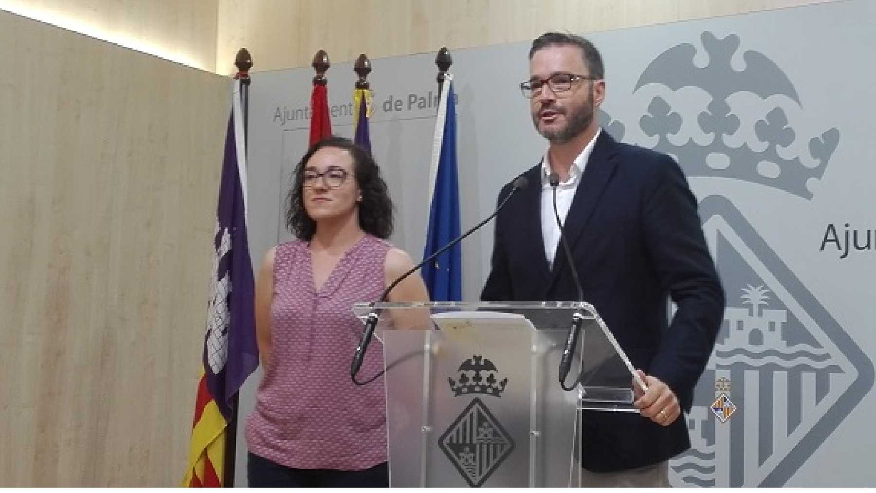 El alcalde de Palma, José Hila, con la concejala de Seguridad Ciudadana, Joana María Adrover.