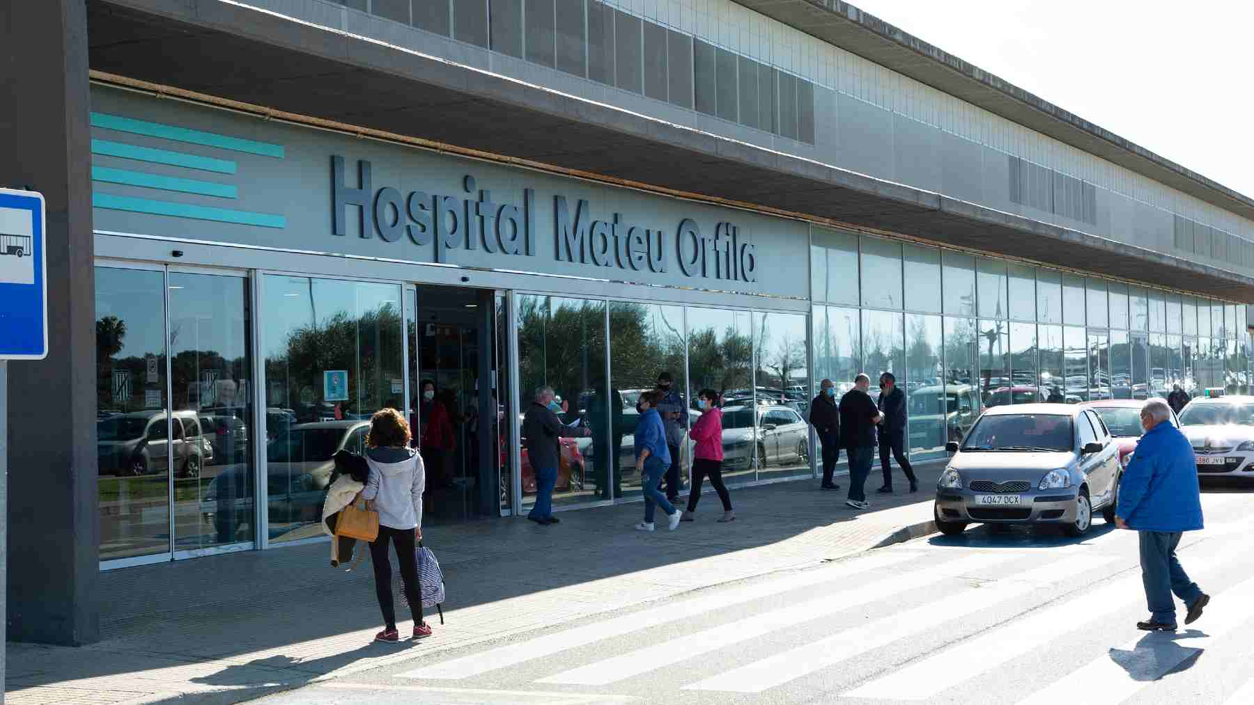 Varias personas en la entrada del Hospital Mateu Orfila de Menorca,en Mahón. Foto: Adrià Riudavets-Europa Press