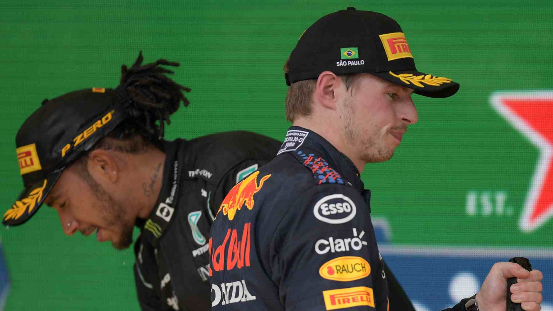 Lewis Hamilton, piloto de Mercedes, y Max Verstappen, piloto de Red Bull, en Brasil. (AFP)