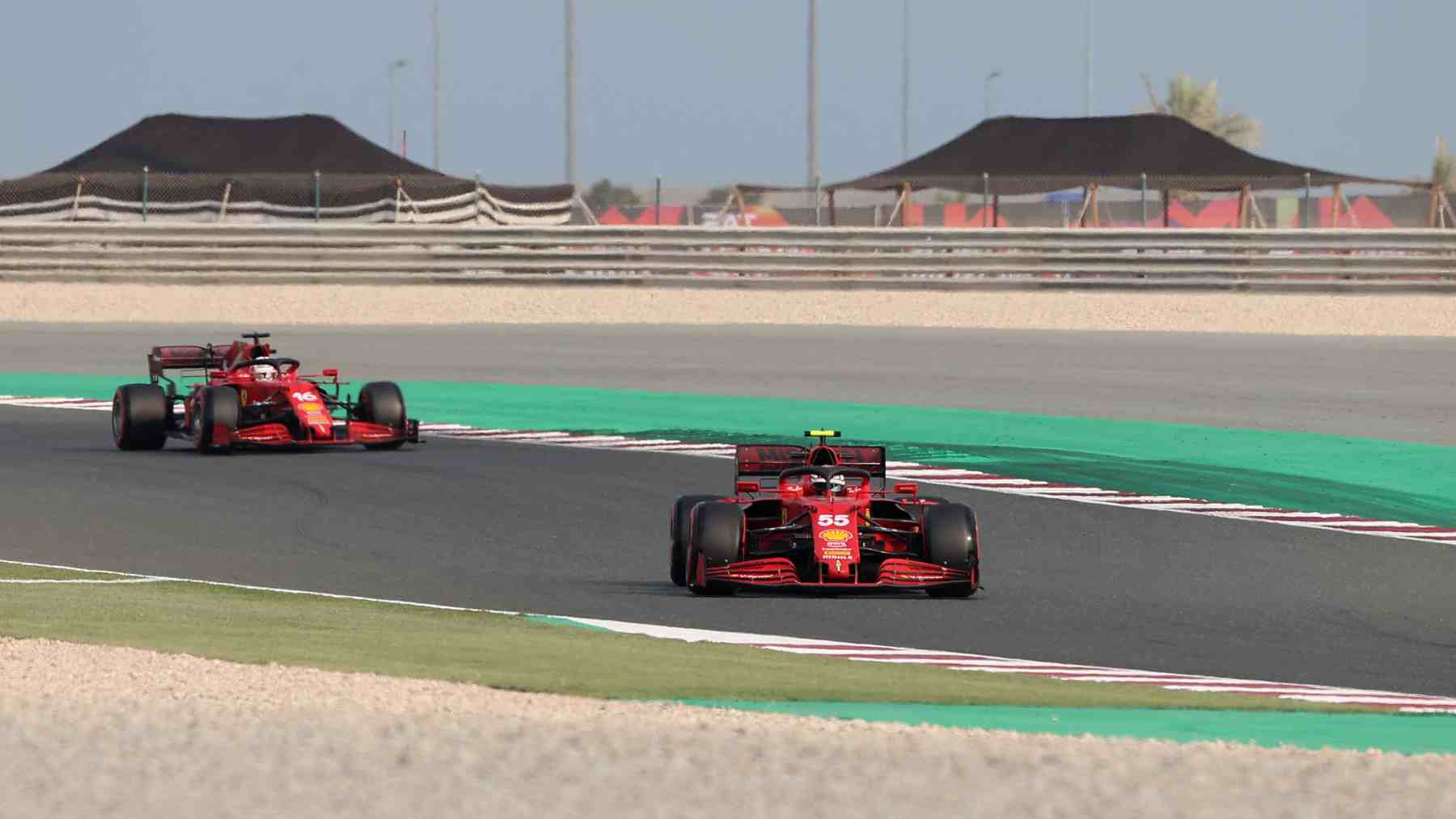 Carlos Sainz y Leclerc en los Libres del GP de Qatar de Fórmula 1. (AFP)