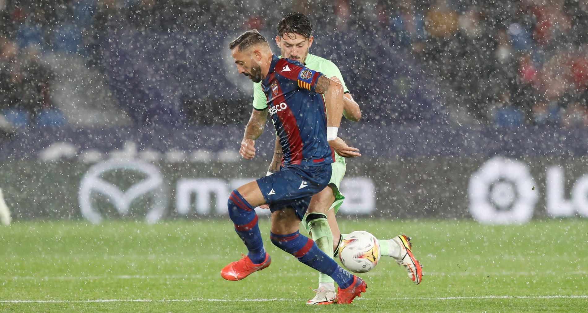 Morales y Vencedor pelean un balón en el Levante-Athletic. (EFE)
