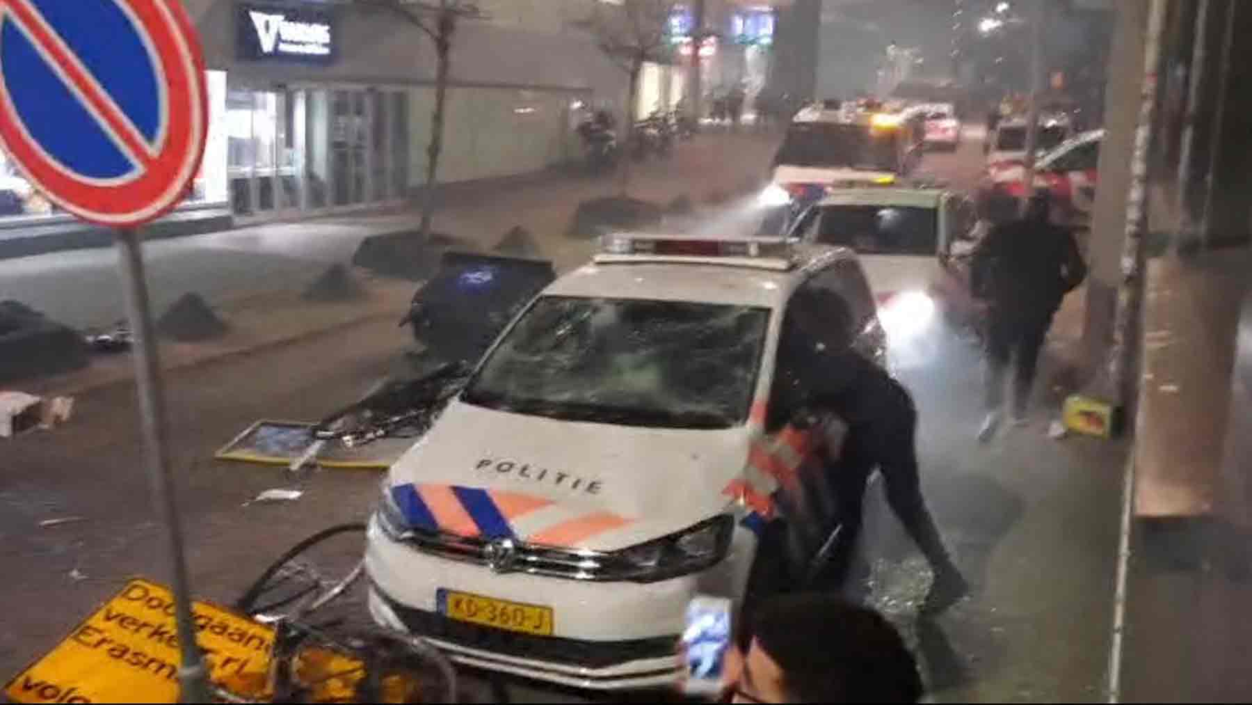 Graves disturbios en Róterdam en protestas contra las restricciones antiCovid del Gobierno holandés
