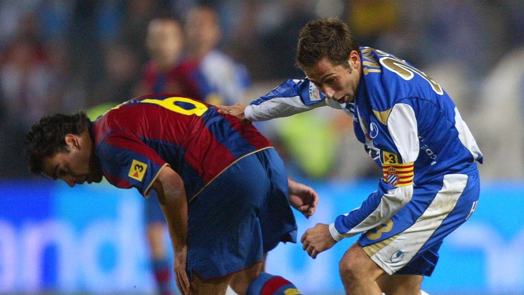 Xavi y Tamudo en un derbio catalán. (Getty)