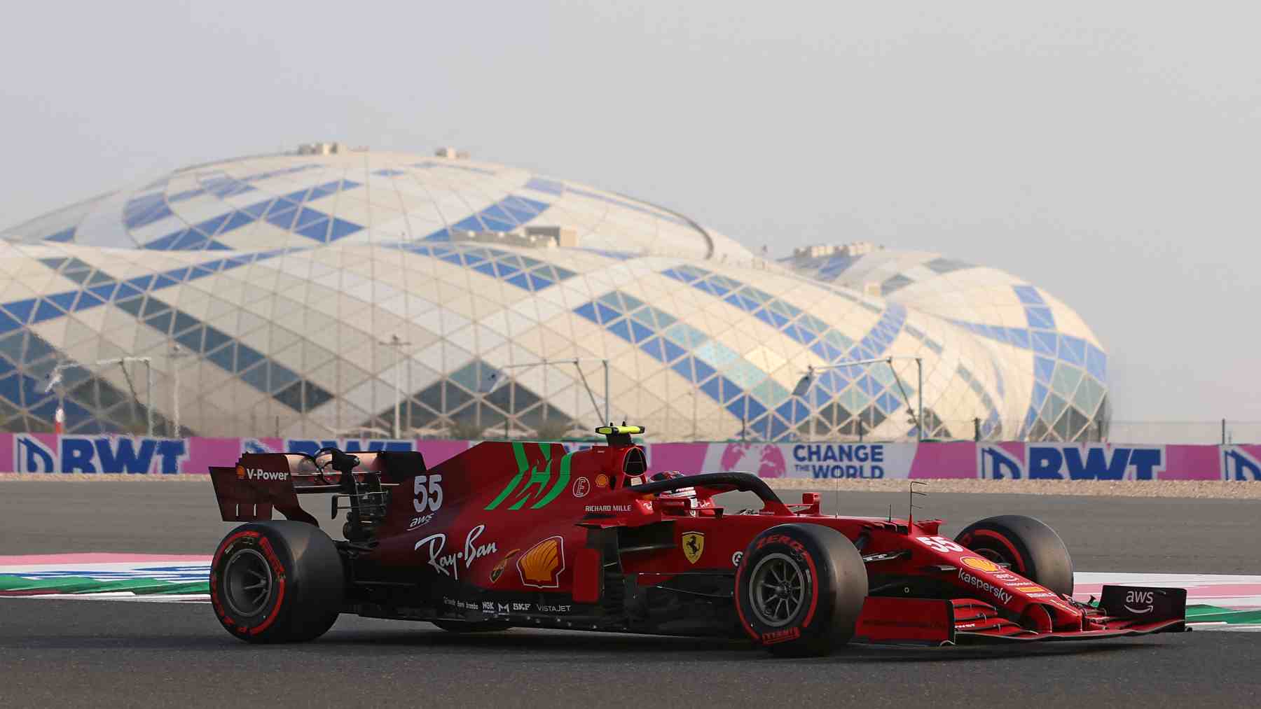 Carlos Sainz durante la sesión de clasificación del GP de Qatar de Fórmula 1. (AFP)