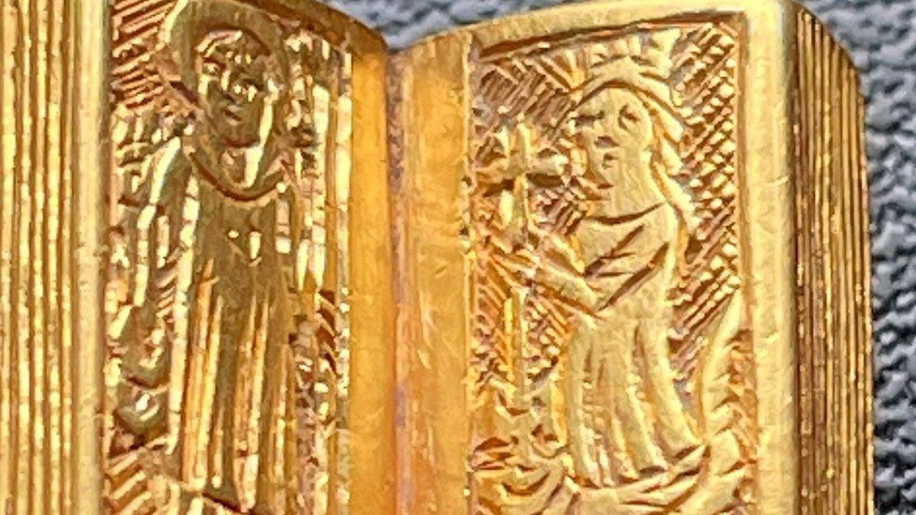Así es la pequeña biblia de oro que ha sido hallada en York