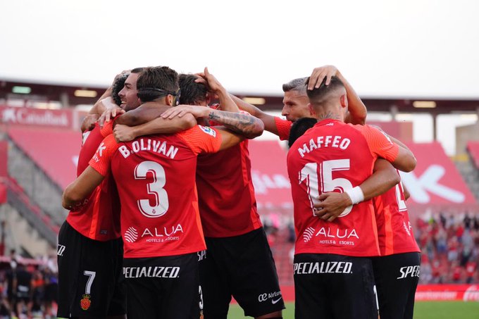 Los jugadores, celebrando un gol.