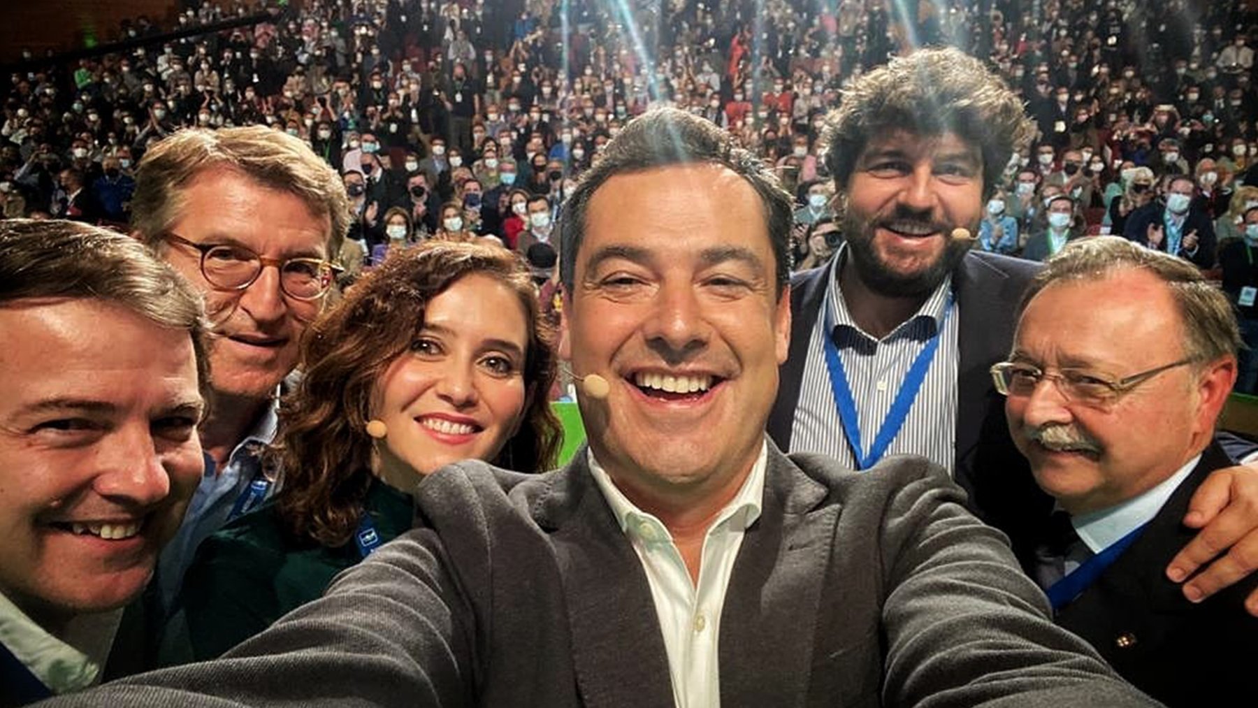 Juanma Moreno con algunos de los presidentes autonómicos del PP que le arropan en el Congreso de partido en Andalucía. (Twitter)