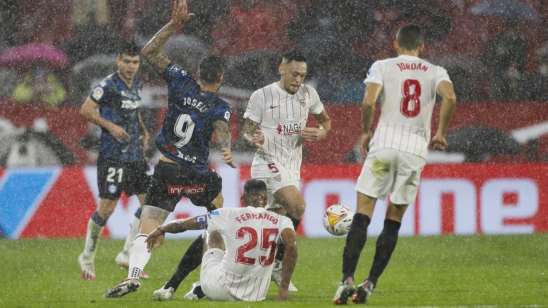 Los futbolistas de Sevilla y Alavés pelean un balón.