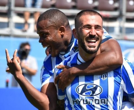 Vinicius y Dioni celebran un gol.