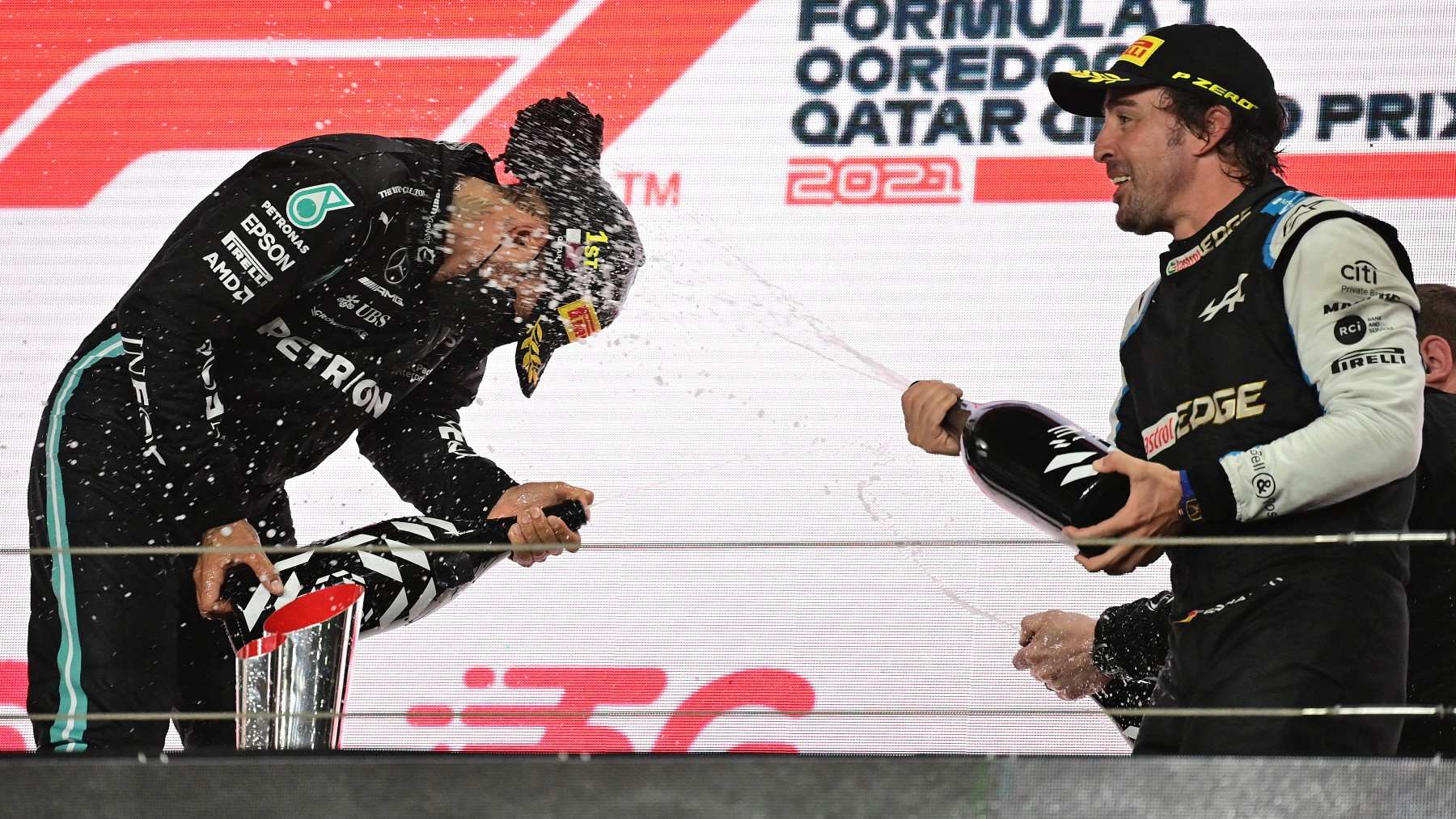 Alonso junto a Hamilton. (Getty)