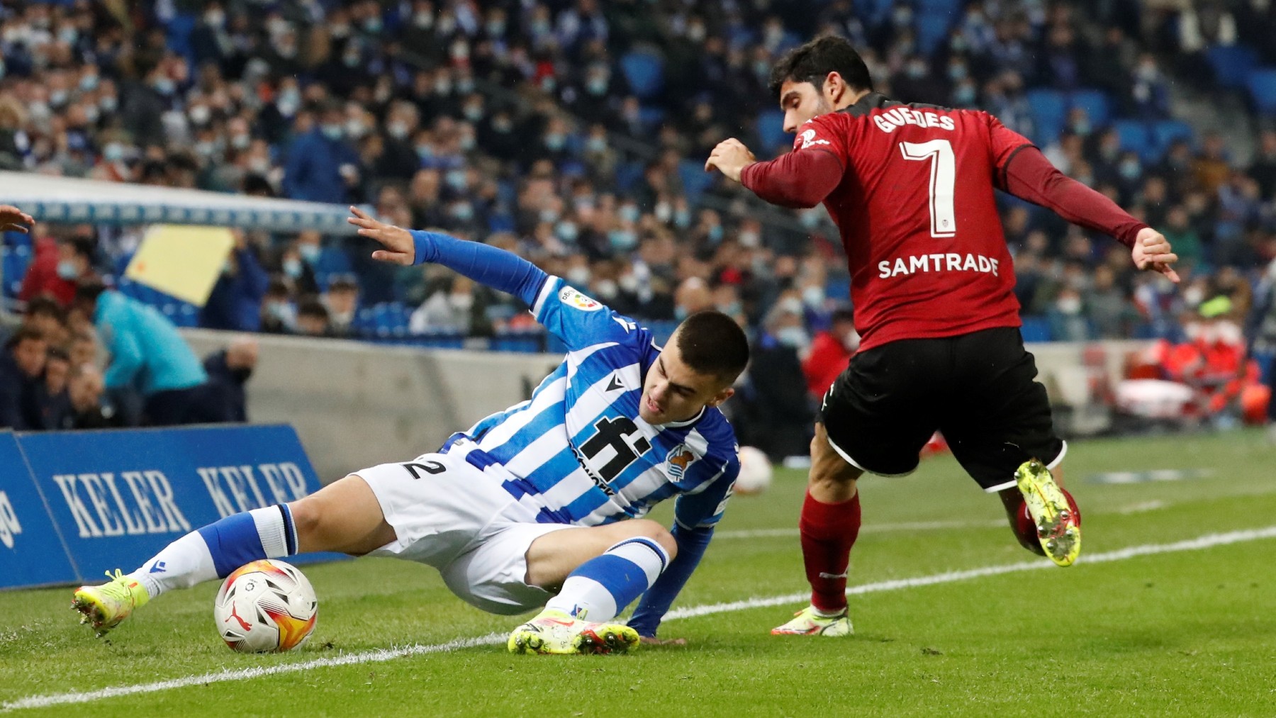 Barrenetxea pelea por un balón con Guedes. (EFE)