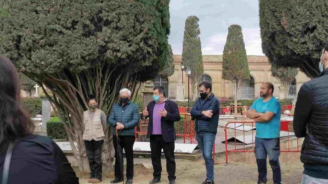 Jesús Jurado, en el centro, durante la visita realizada este domingo al cementerio de Manacor.