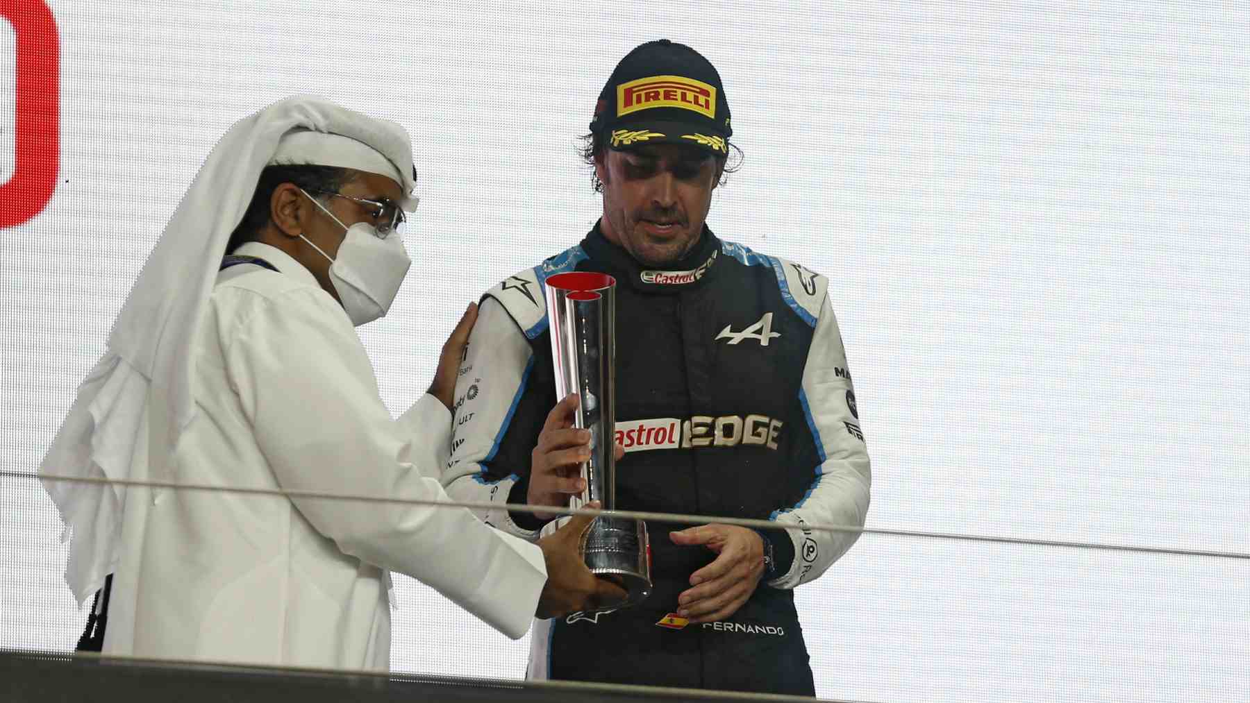 Fernando Alonso tras ser tercero en el Gran Premio de Qatar de Fórmula 1. (AFP)